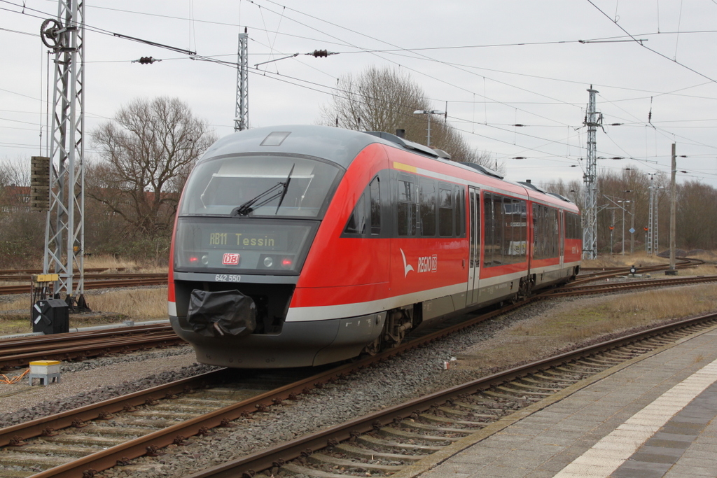 642 550 als RB 11(RB 13121)von Wismar nach Tessin bei der Ausfahrt in Wismar.06.02.2016