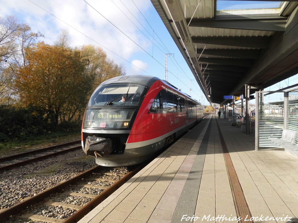 642 551 / 051 als RE8 mit ziel Tessin im Bahnhof Rostock Hbf am 8.11.15