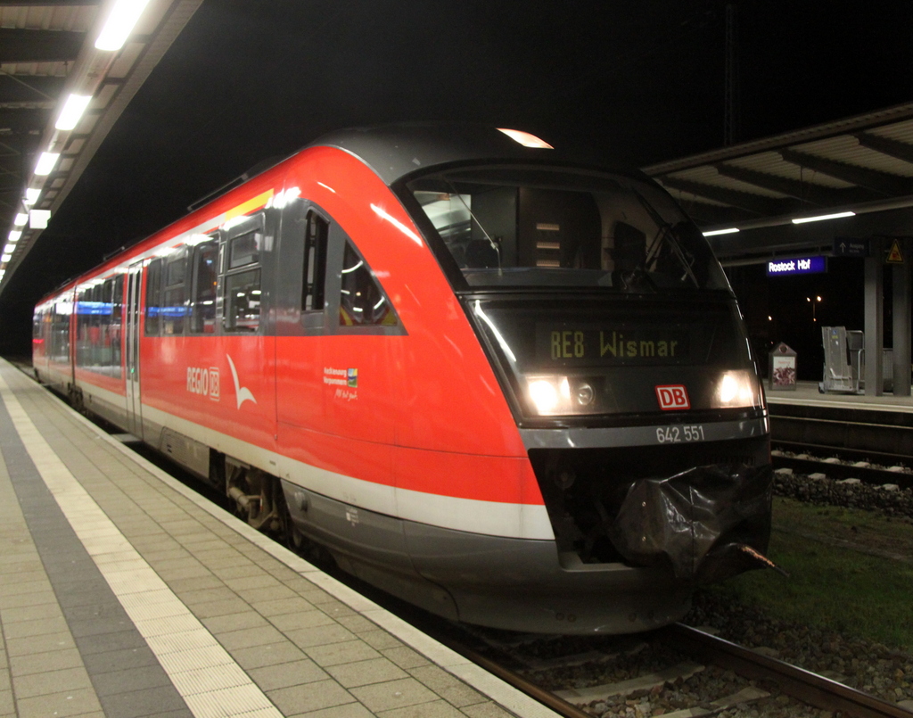 642 551 als RE 13102(Rostock-Wismar)kurz vor der Ausfahrt um 05:06 Uhr im Rostocker Hbf.17.01.2015