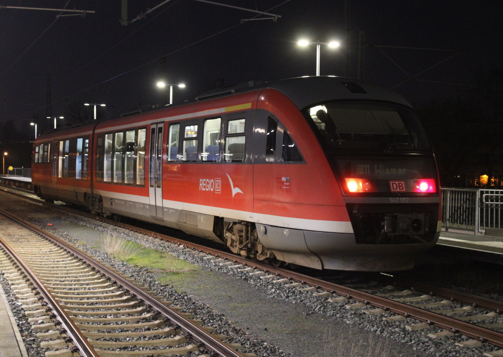 642 552 stand am frühen Morgen des 27.12.2023  als RB 11(Rostock-Wismar)im Rostocker Hbf 