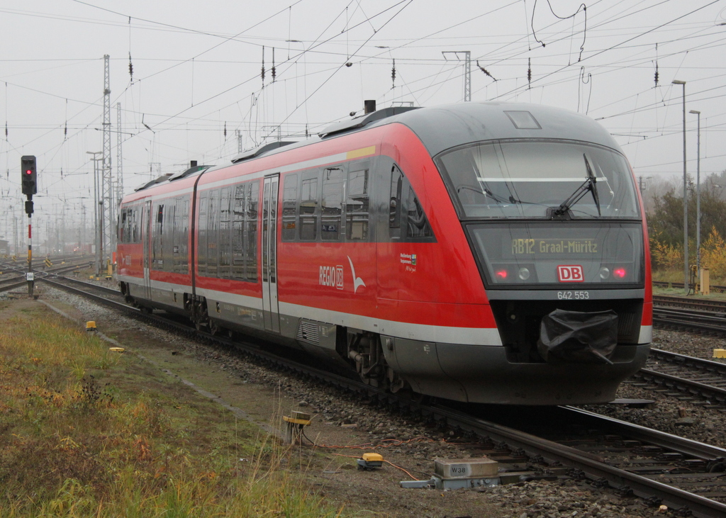 642 553 als RB 12 von Rostock Hbf nach Graal-Mritz bei der Ausfahrt im Rostocker Hbf.25.11.2016