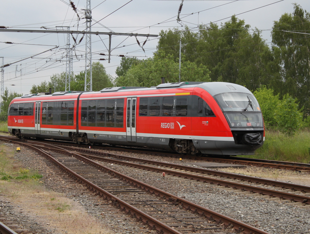 642 578-8 als RB11(RB 13121)von Wismar nach Tessin bei der Ausfahrt im Rostocker Hbf.27.05.2016