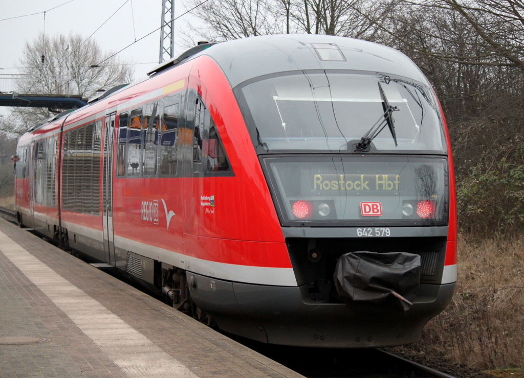 642 579-6 als S1 von Warnemnde nach Rostock Hbf kurz vor der Ausfahrt in Rostock-Bramow.04.03.2014