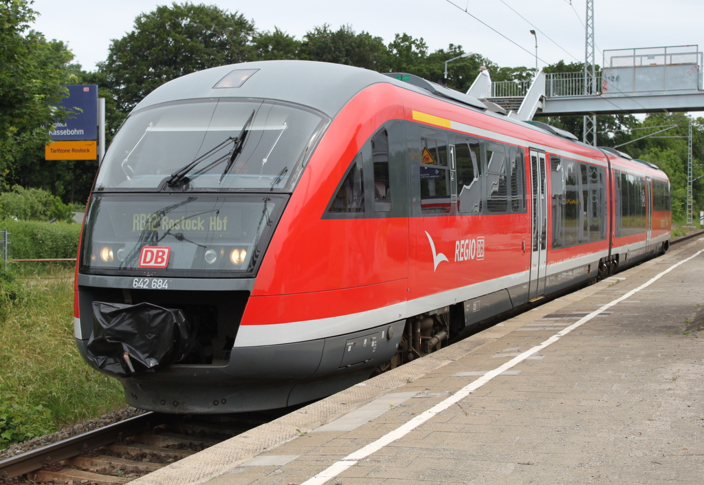 642 684 als RB 12 von Graal-Mritz nach Rostock Hbf kurz vor der Ausfahrt im Haltepunkt Rostock-Kassebohm .12.06.2016