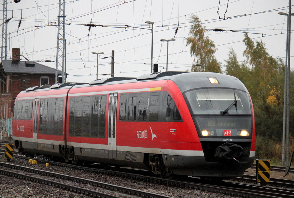 642 685-1 als RE 13130 von Tessin nach Wismar bei der Einfahrt im Rostocker Hbf.17.10.2013