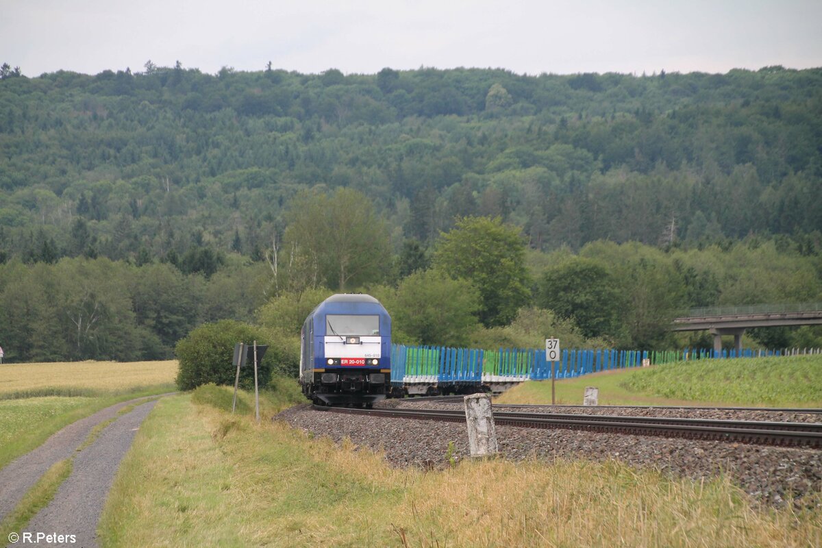 645 010 alias ER20-010 mit leer Holzzug nach Wiesau bei Oberteich. 04.07.21