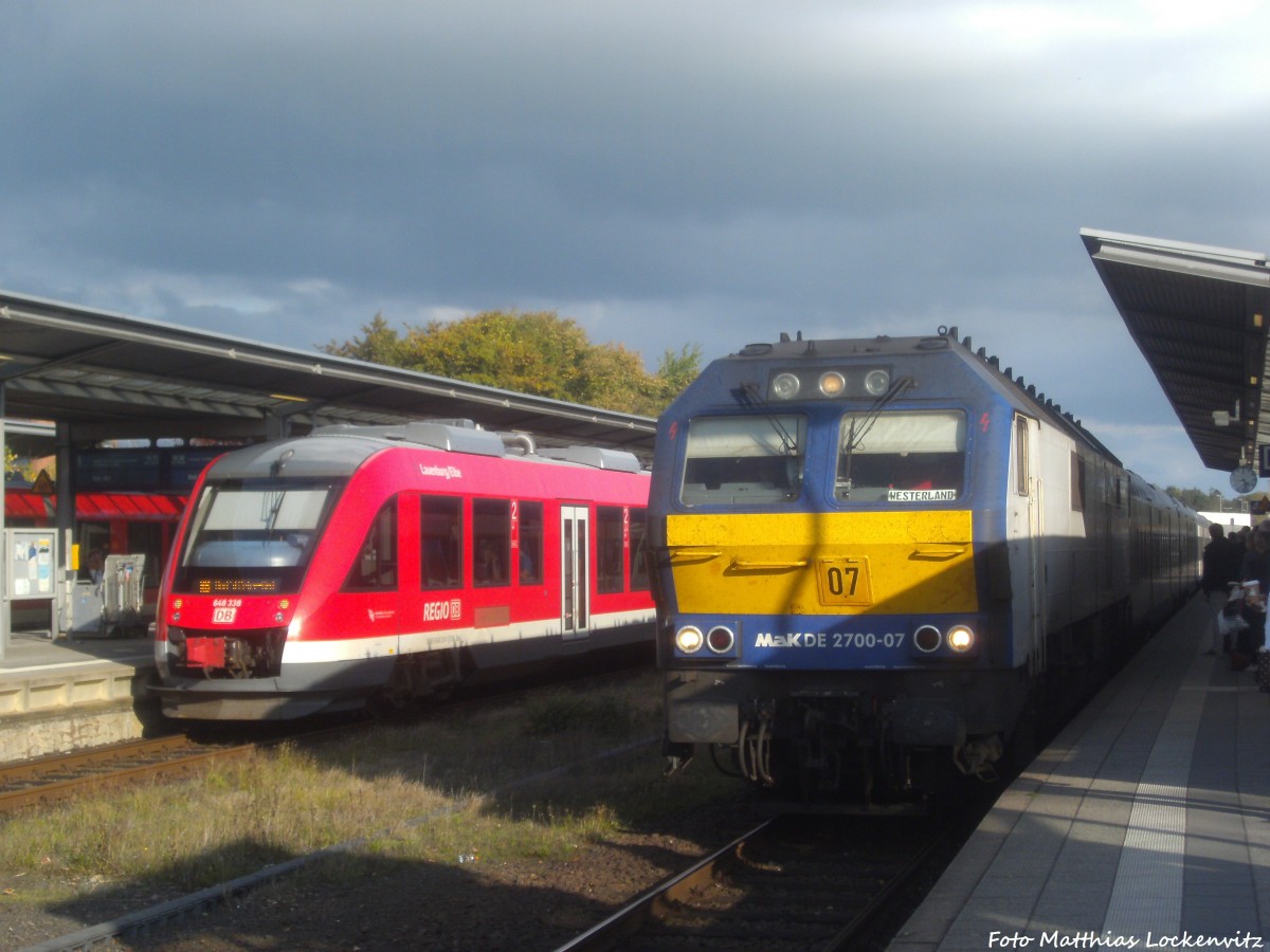 648 338 / 838 als RB mit ziel Bad St. Peter-Ording und NOB DE 2700-07 mit ziel Westerland (Sylt) im Bahnhof Husum am 2.10.14