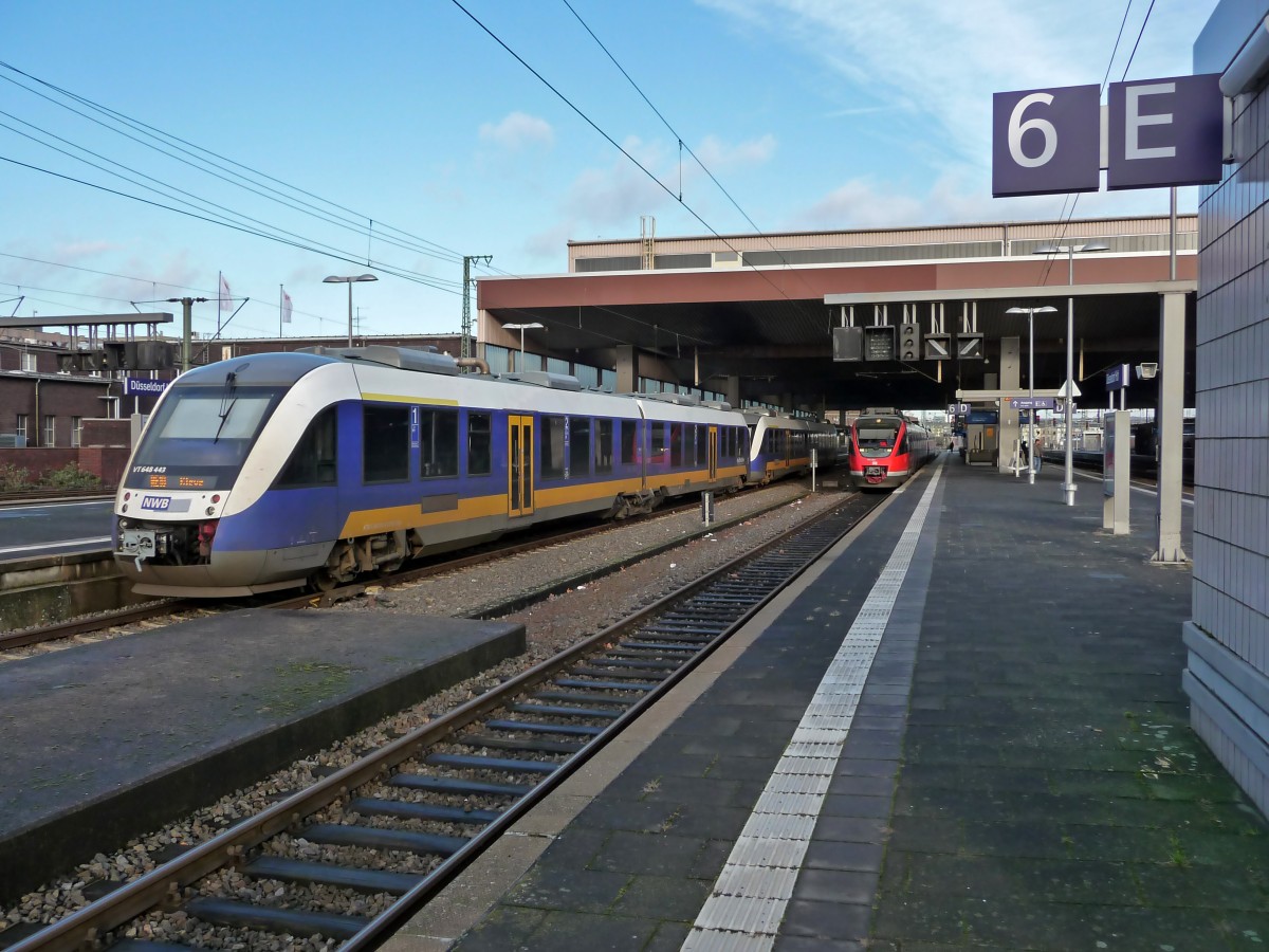 648 426 und 443 der Nordwestbahn fahren am 02.01.2015 als RE 10 aus Kleve in Düsseldorf ein.