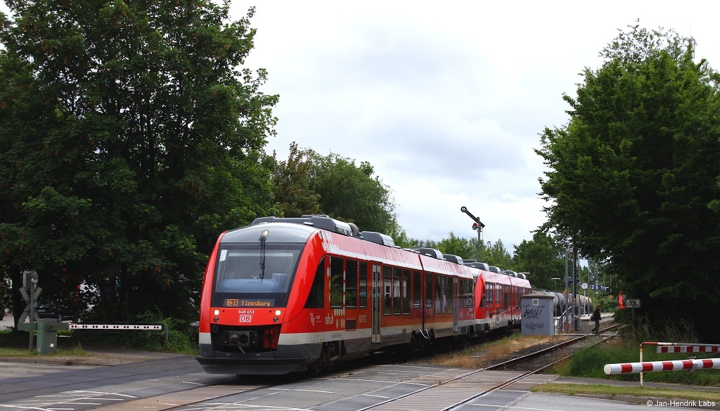 648 453-9/953-8 & 350-7/850-6 fuhren am bedeckten 24.6.15 als RE72 nach Flensburg aus dem Bf. Suchsdorf aus.