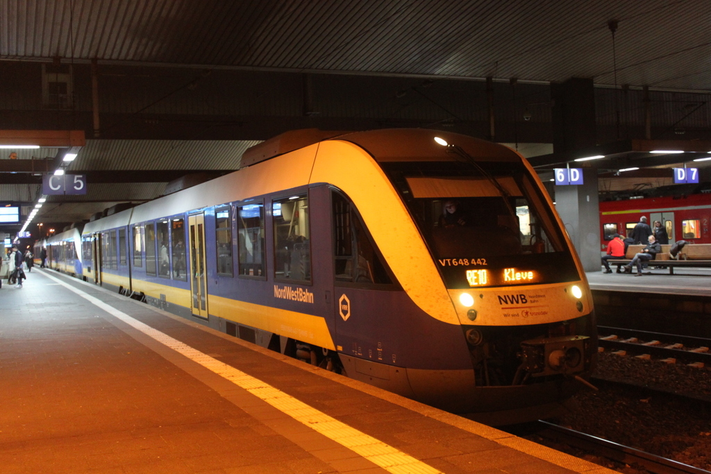 648 644 als RE10(Düsseldorf-Kleve) am Abend des 23.11.2018 in Düsseldorf Hbf.