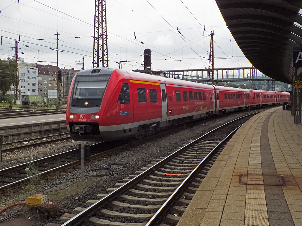 650 057 (der der Fußballnationalmannschaft zum Weltmeistertitel gratuliert) und 020 verlassen am 31.07.14 als RE nach Kempten Ulm.