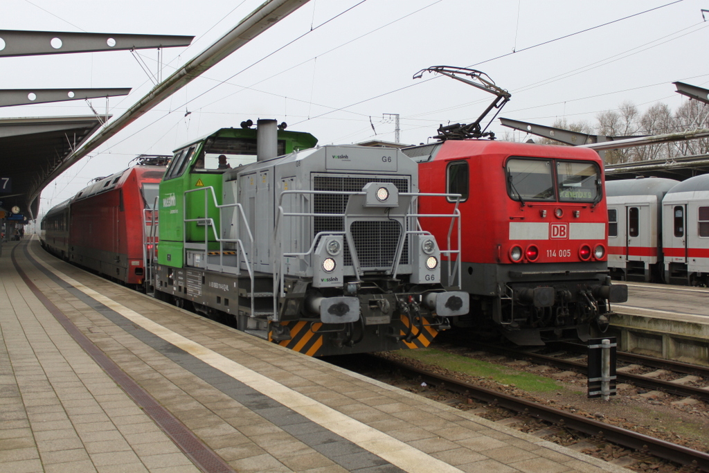 650 114-8+101 141-0 mit IC 2213 Kurswagen von Rostock Hbf nach Stuttgart bei der Durchfahrt im Rostocker Hbf.27.11.2015