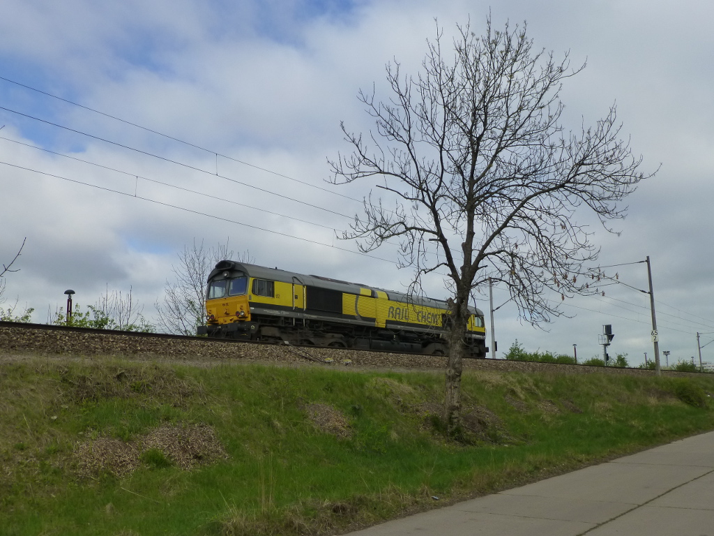 66 02 der Rail4Captrain am Morgen des 16.4.14 zwischen Erfurt Ost und dem Güterbahnhof. Drei Tage später wurde sie übrigens <a href= http://www.bahnbilder.de/bild/deutschland~dieselloks--92-80-~br-1-266-class-66---jt42cwr/777923/66-02-266-030-6-von-rail4chem.html > in Pirna gesehen.</a>