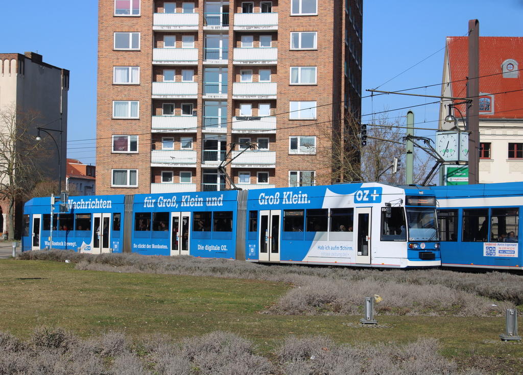 6N-1 Wagen 654 als Linie 5 von Rostock-Mecklenburger Allee nach Rostock-Südblick am Neuen Markt in Rostock.07.03.2025