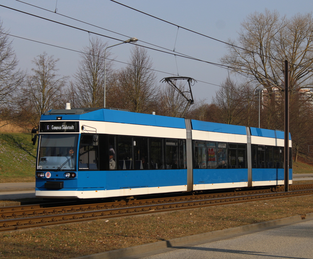 6N-1 Wagen 672 als Linie 6 von Rostock Neuer Friedhof nach Campus Südstadt in Höhe Erich-Schlesinger Str.09.03.2025