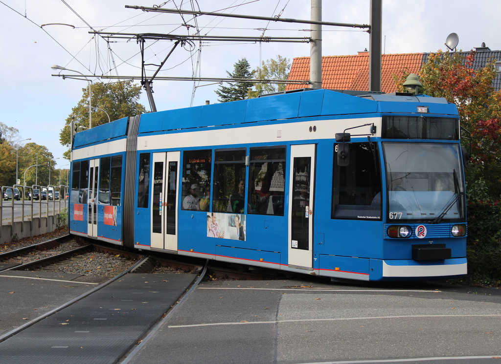 6N-1 Wagen 677 am 14.10.2023 beim Einrücken auf dem Betriebshof der Rostocker Straßenbahn AG.