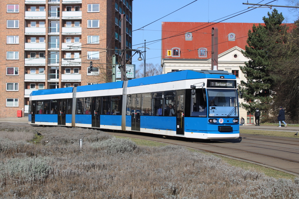 6N-1 Wagen 687 als Linie 3 von Rostock Neuer Friedhof nach Rostock Dierkower Allee am Neuen Markt in Rostock.07.03.2025