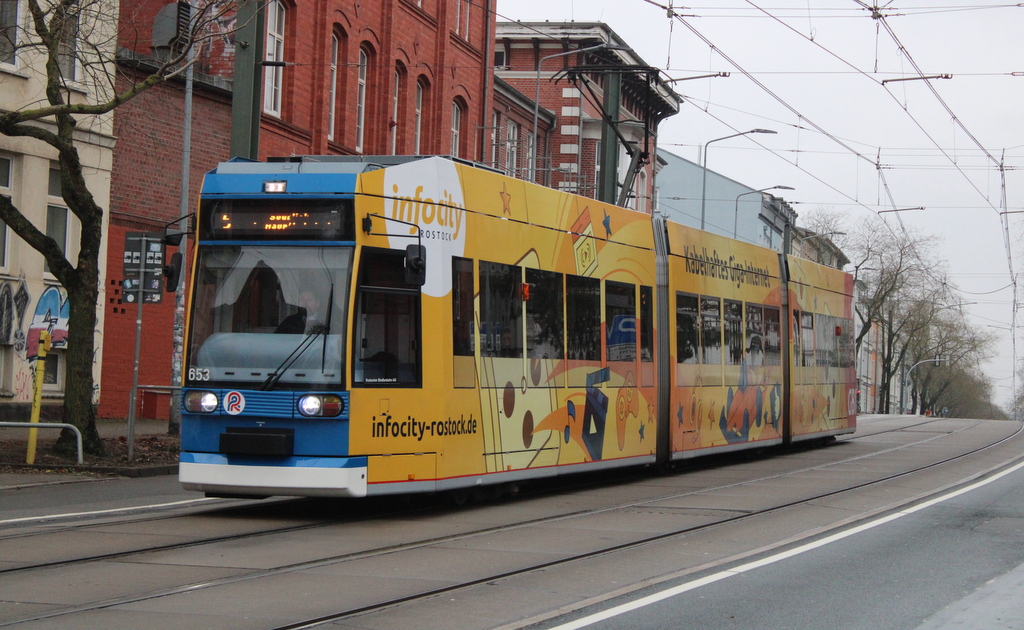 6N1 Wagen 653 am 08.12.2024 kurz hinter der Haltestelle Rostock Volkstheater.