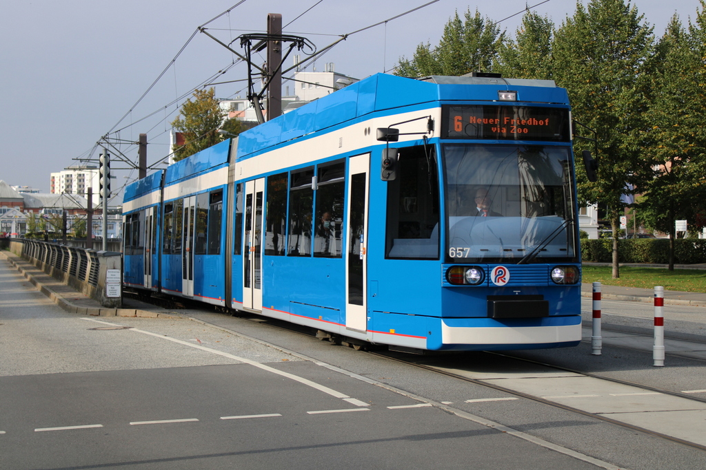 6N1 Wagen 657 als Linie 6 von Campus Südstadt, Rostock nach Neuer Friedhof in der Rostocker Rosa-Luxemburg-Straße.26.09.2021