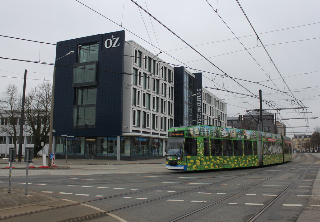 6N1-Wagen 660 als Linie 3 von Platz der Jugend nach Dierkower Allee, Rostock vor dem Gebäude der Rostocker Ostseezeitung.23.03.2018