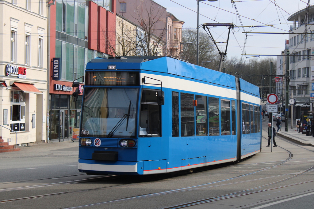 6N1 Wagen 669 als Linie 5 von Rostock-Südblick nach Rostock-Mecklenburger Allee am  Mittag des 15.03.2024 an der Haltestelle Rostock-Doberaner Platz.