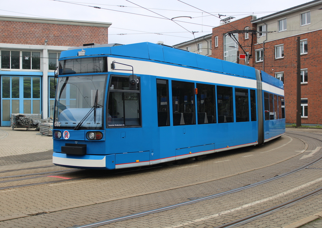 6N1 Wagen 680 stand am 04.05.2024  auf dem Gelände der Rostocker Straßenbahn AG.