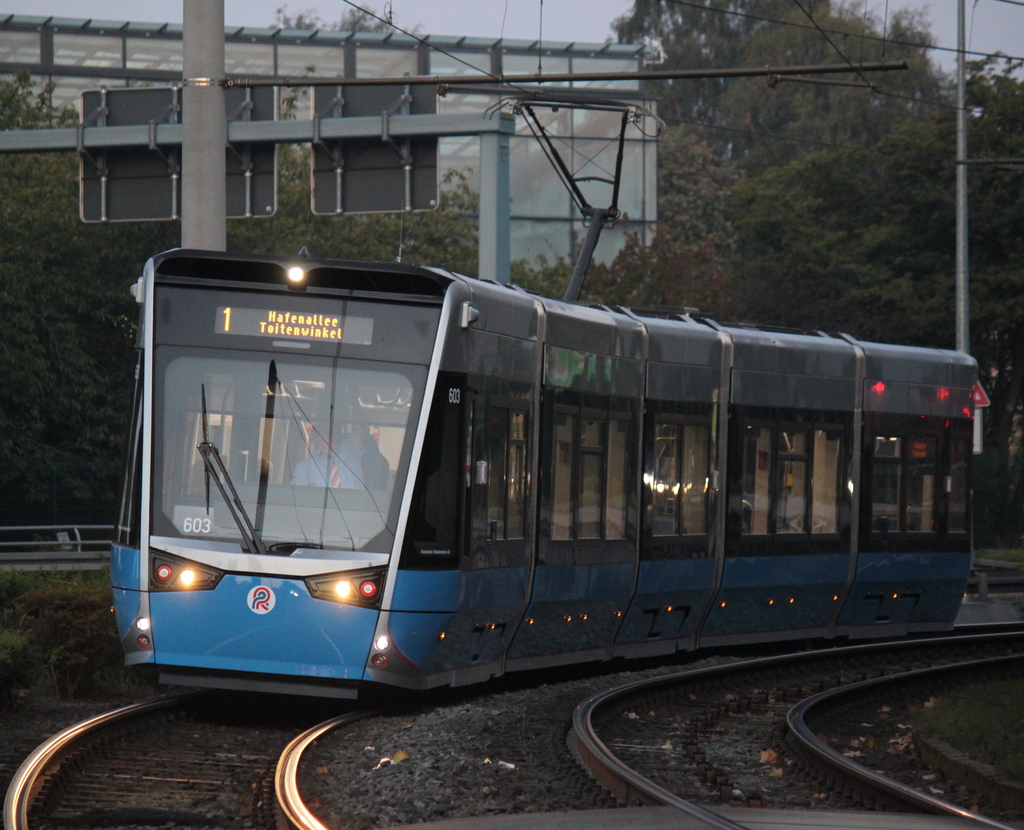 6N2-Wagen(603)stand am Morgen des 19.09.2014 als Linie 1 von Rgener Str.Rostock-Ltten Klein Richtung Rostock-Hafenallee unterwegs als sie gegen 06:45 Uhr vor der Haltestelle Rostock-Holbeinplatz warten musste.
