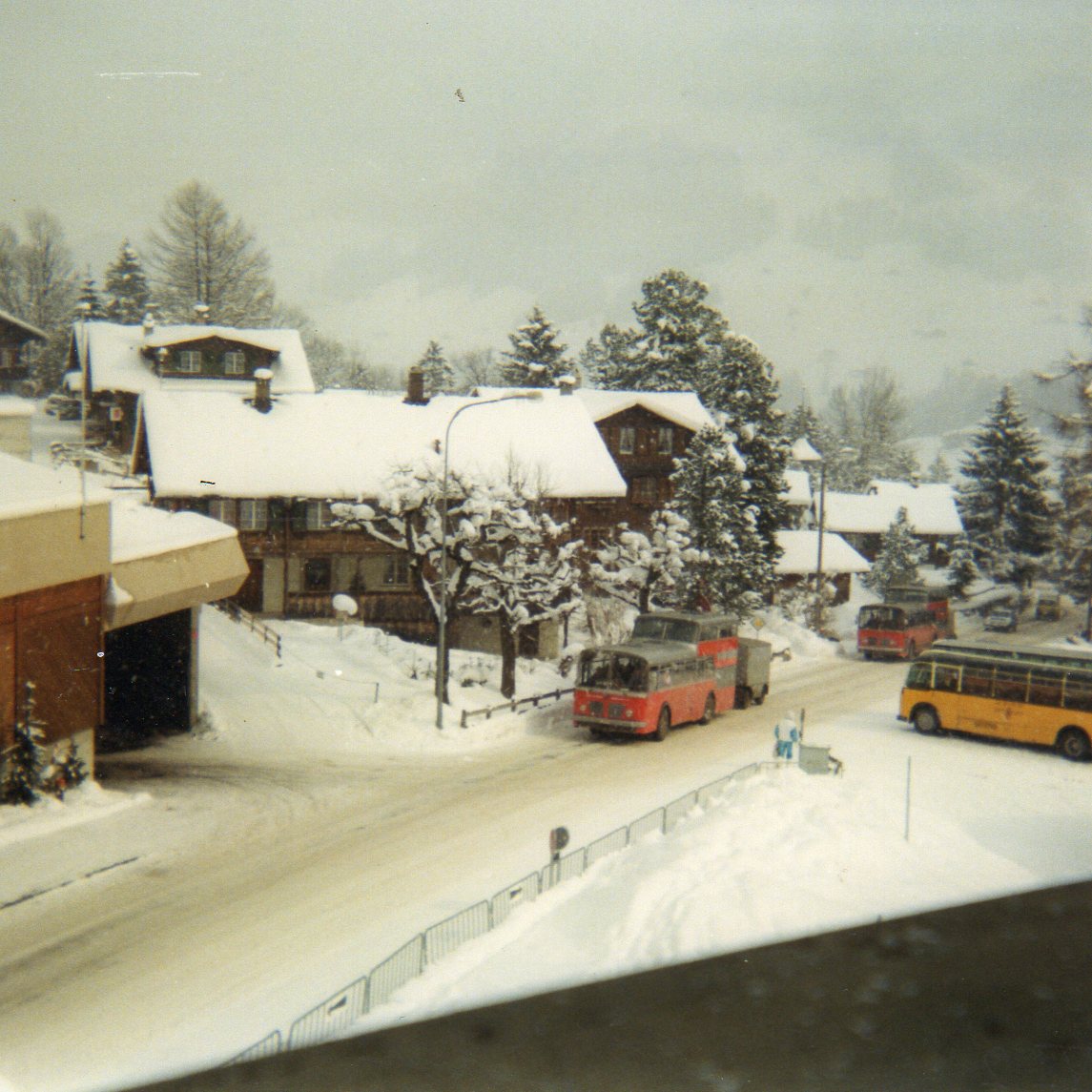 (7-02) - Aus dem Archiv: AFA Adelboden - Nr. 4/BE 26'704 - FBW/Vetter-R&J Anderthalbdecker im Februar 1988 in Adelboden, Landstrasse