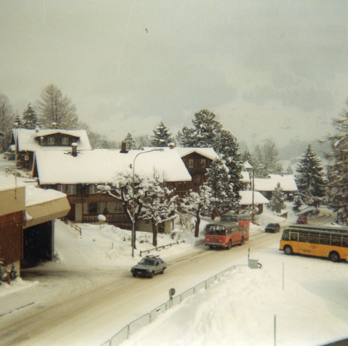 (7-04) - Aus dem Archiv: AFA Adelboden - Nr. 9/BE 19'692 - FBW/Vetter-R&J Anderthalbdecker im Februar 1988 in Adelboden, Landstrasse