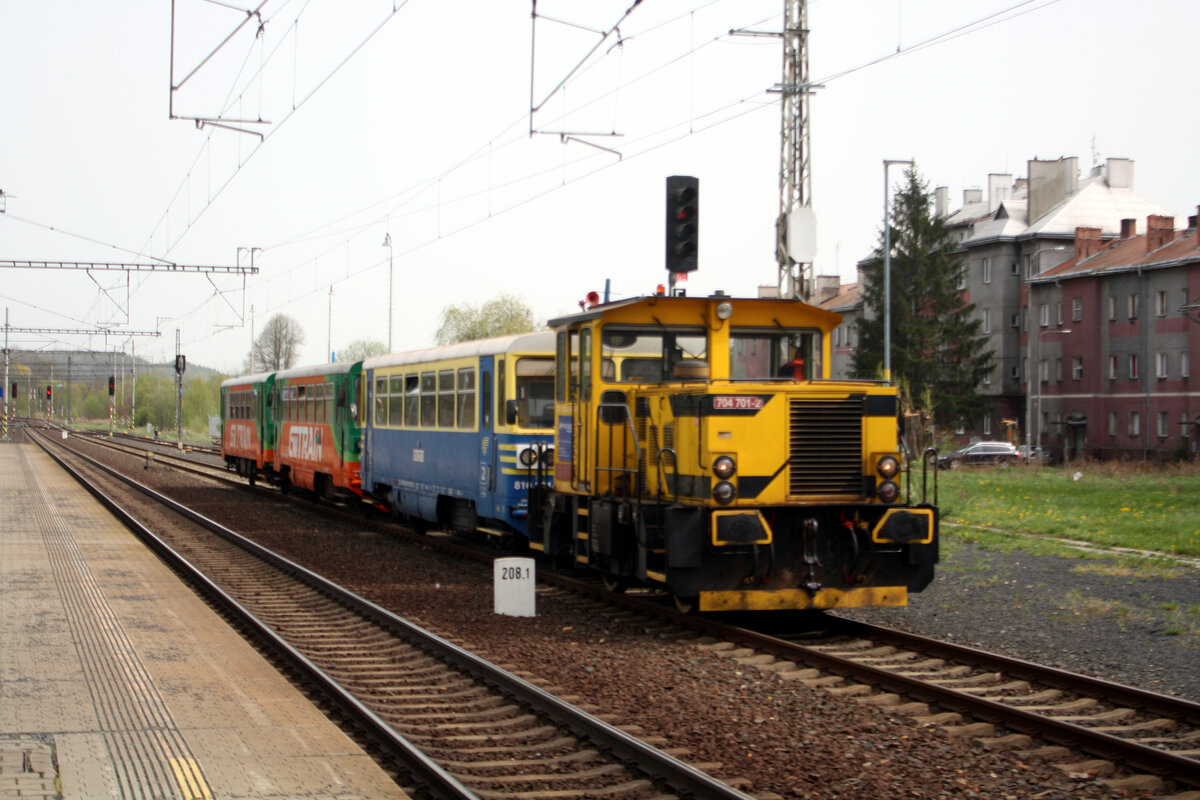 704 701 von PKP Cargo mit 810 221 von AZD mit 810 623 und 50 54 24-29 421-1 von GW Train als Rangierfahrt bei der Einfahrt in den Bahnhof Sokolov am 9.4.24