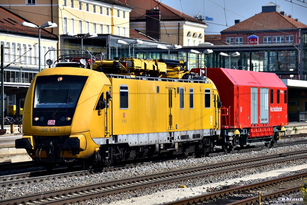 711 105-7 zog einen hilfswagen der netz notfalltechnik,durch regensburg,26.09.17