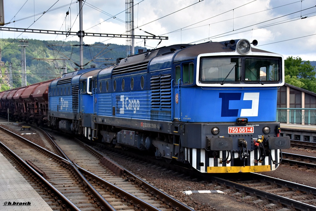 750 061-4 und 750 252-9 zogen einen ganzzug durch decin hl.n