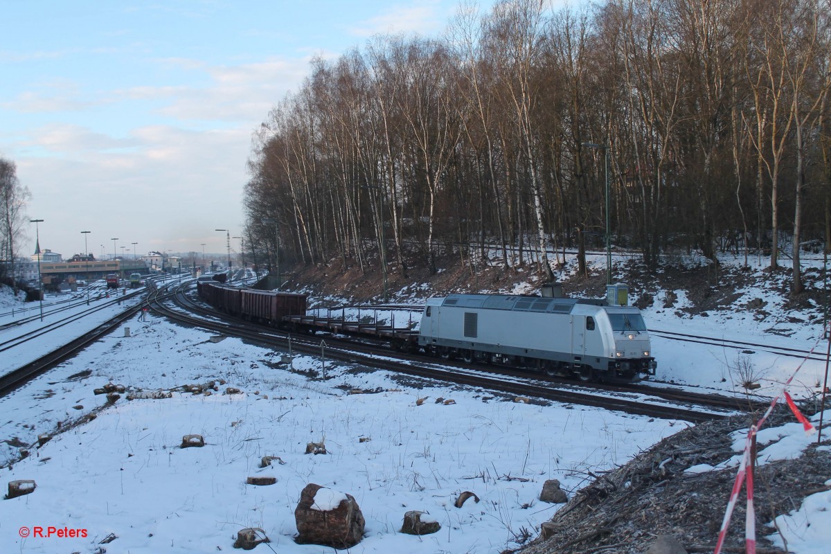 76 111 verlässt Marktredwitz mit dem 48340 Cheb - Könitz Schrottzug in Richtung Hof. 21.02.15