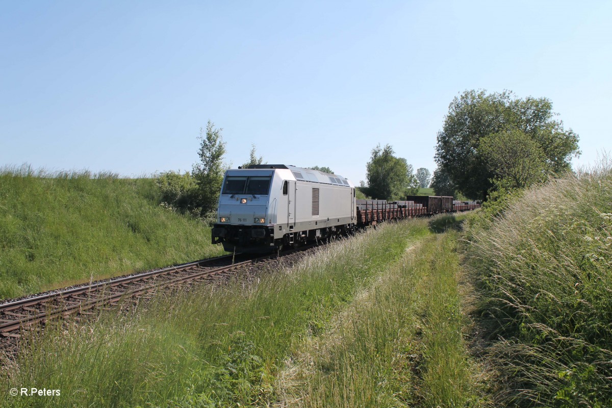 76 111 zieht kurz dem Seußener Viadukt den 48341 Schrottzug Mehltheuer - Cheb. 05.06.15