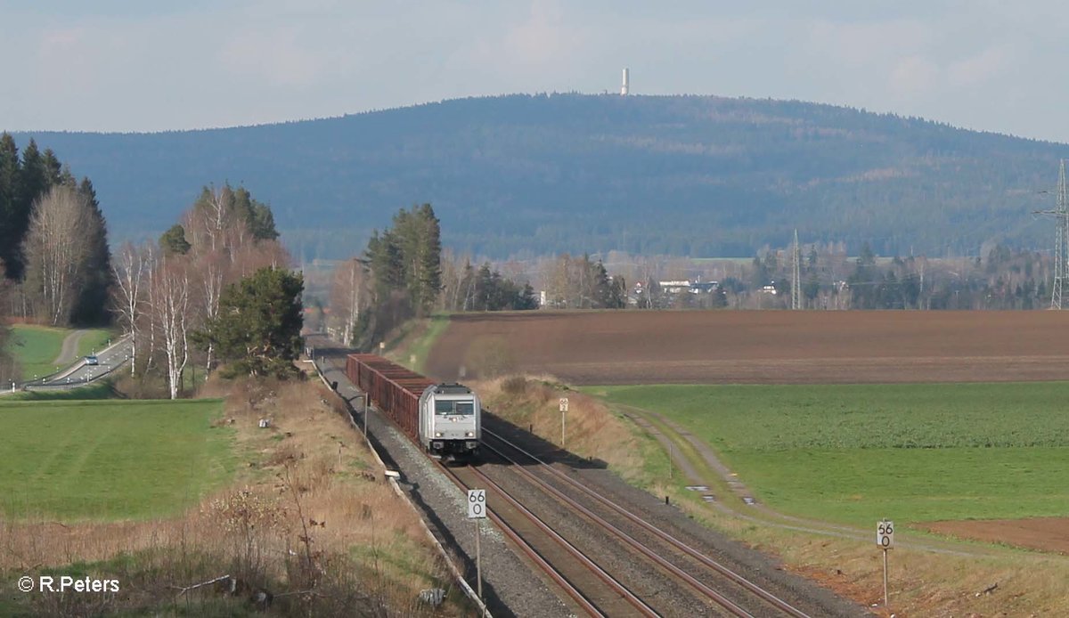 76 111 zieht mit dem Schrottzug Könitz - Cheb bei Neudes Richtung Marktredwitz vorbei. 14.04.16