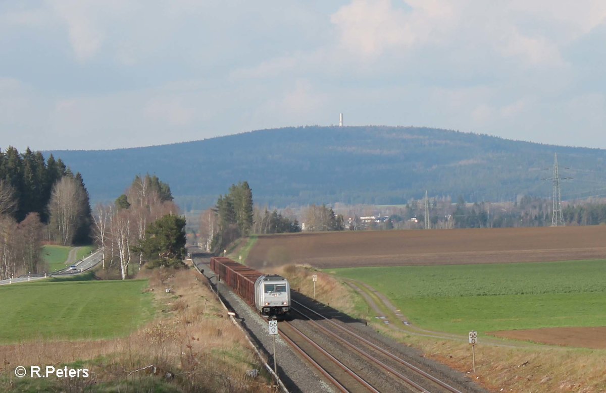 76 111 zieht mit dem Schrottzug Könitz - Cheb bei Neudes Richtung Marktredwitz vorbei. 14.04.16