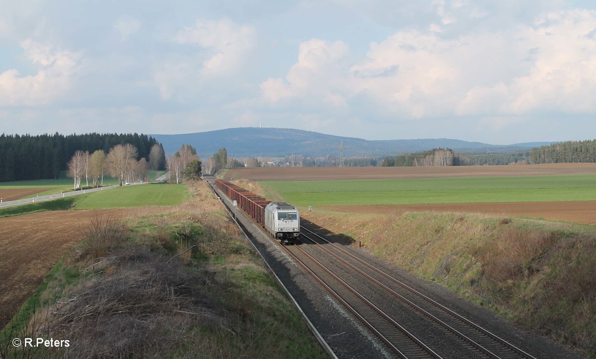 76 111 zieht mit dem Schrottzug Könitz - Cheb bei Neudes Richtung Marktredwitz vorbei. 14.04.16