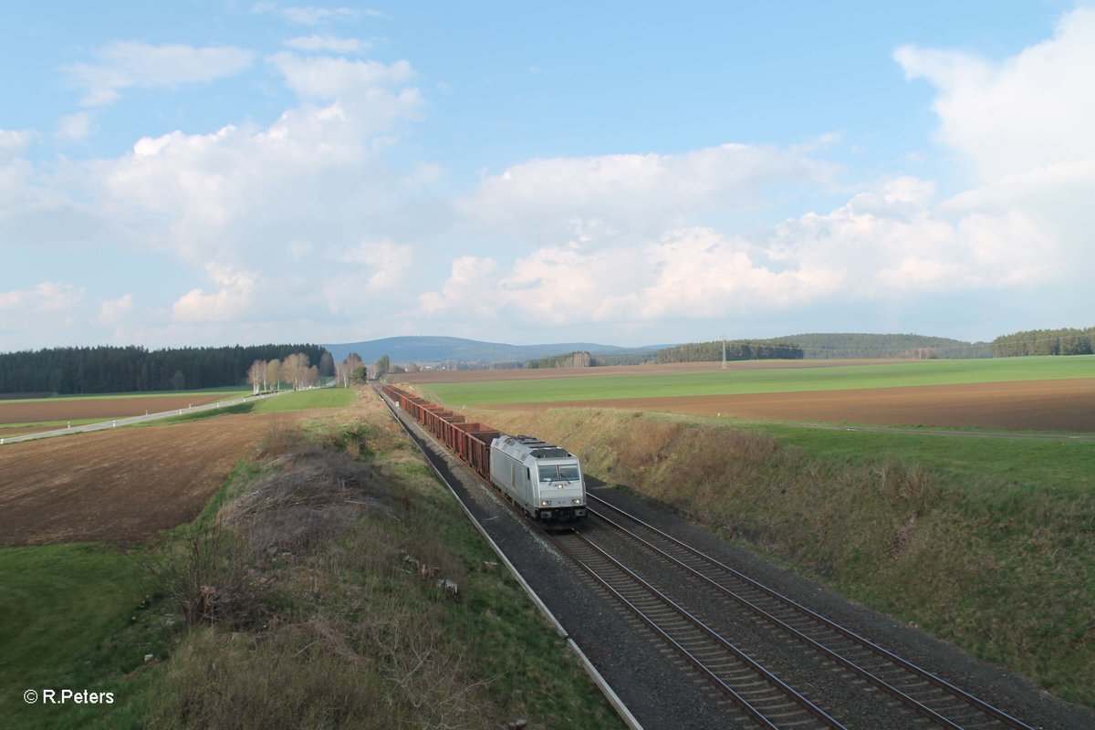 76 111 zieht mit dem Schrottzug Könitz - Cheb bei Neudes Richtung Marktredwitz vorbei. 14.04.16