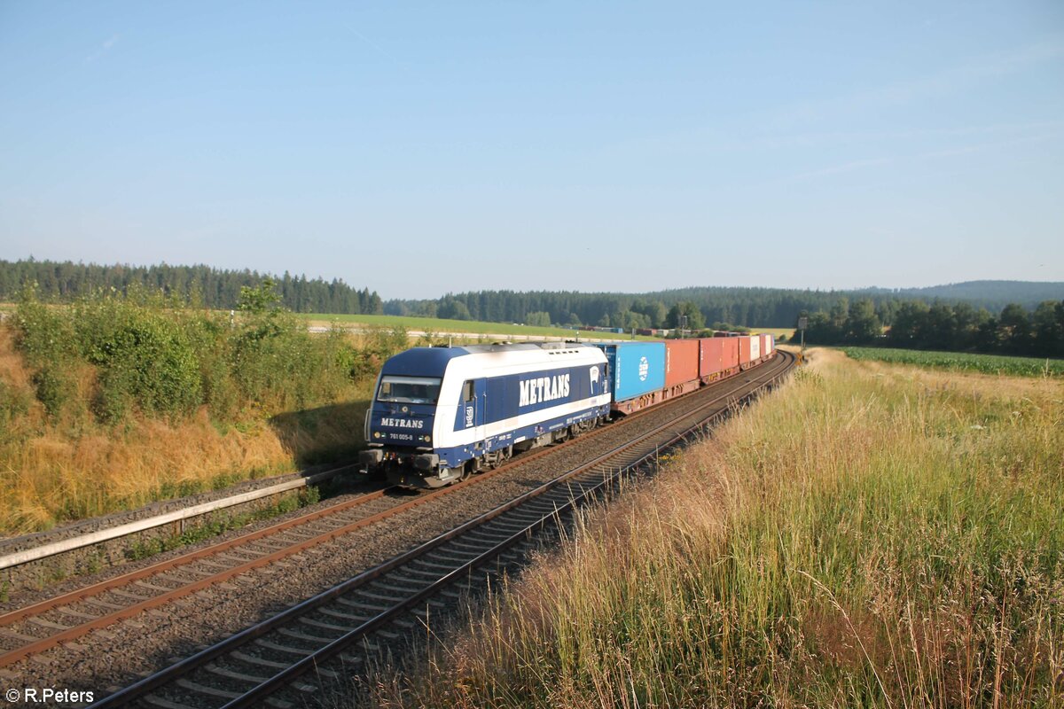 761 005-8 zieht mit einem Elbtal-Umleiter Hof - Cheb bei Großwendern durch die Kurve. 24.07.21