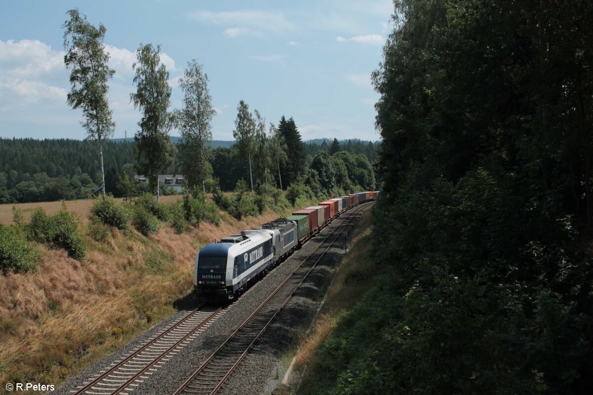 761 005-9 und 383 408-3 und Elbtal Umleiter Containerzug von Cheb nach Hof beim Jagtschloss Fahrenbühl. 24.07.21