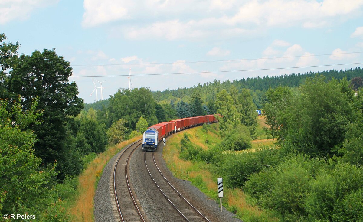 761 005-9 mit einem Elbtal Umleiter Containerzug auf dem Gegengleis in Röslau. 23.07.21