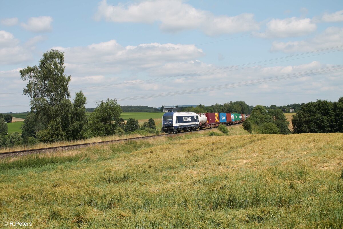 761 005 zieht über das Röslau-Viadukt von Seußen ein Elbtal-Umleiter in Richtung Marktredwitz, am Zug Ende schiebt 761 004. 21.07.21