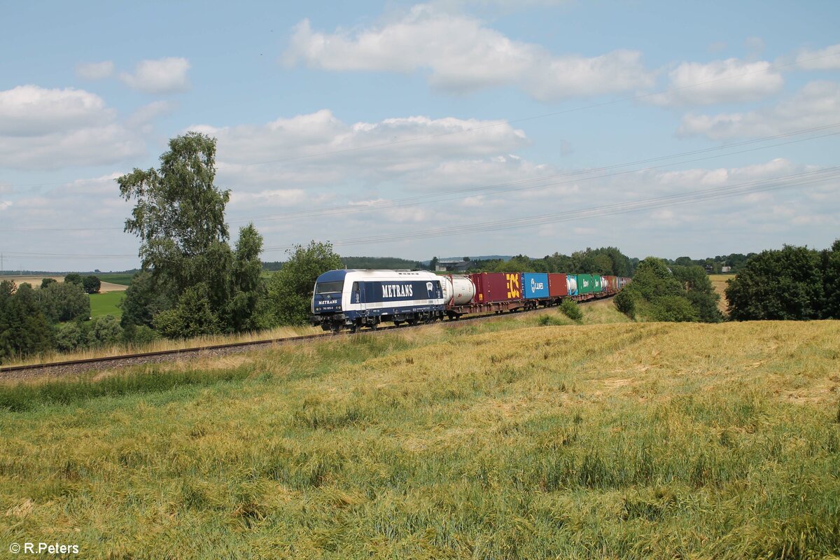 761 005 zieht über das Röslau-Viadukt von Seußen ein Elbtal-Umleiter in Richtung Marktredwitz, am Zug Ende schiebt 761 004. 21.07.21