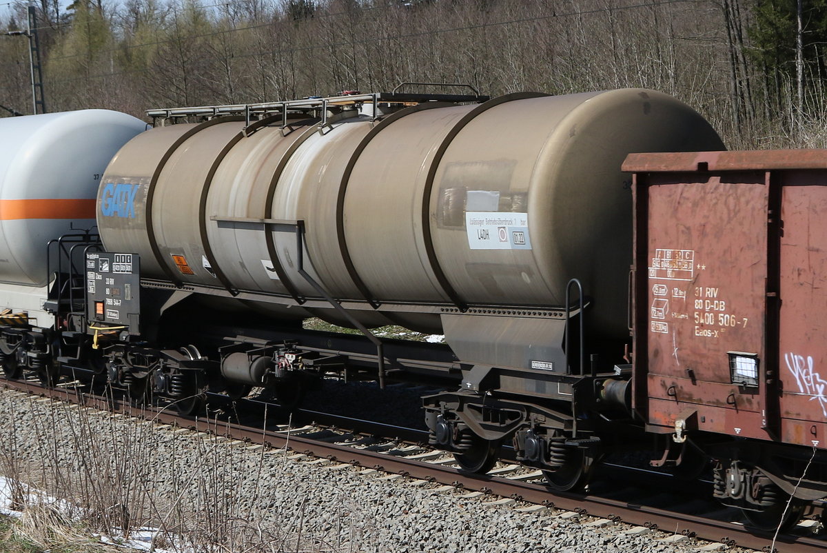 7668 544 (Zacs) von  GATX  am 9. April 2021 bei Grabensttt im Chiemgau.