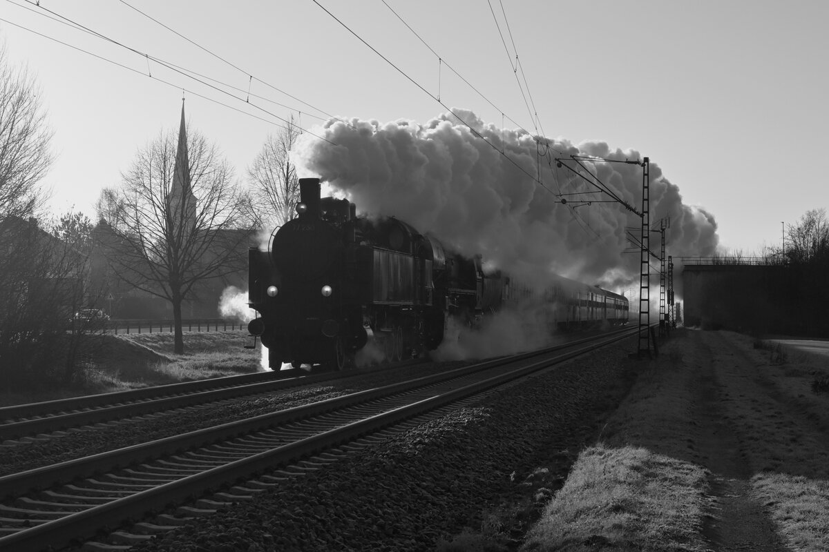 77 250 und 52 7409 auf Rundfahrt am Main und durchs Werntal nach  Schweinfurt und zurück nach Würzburg Hbf dem Ausgangspunkt der Fahrt.  Thüngersheim  den 28.12.2025