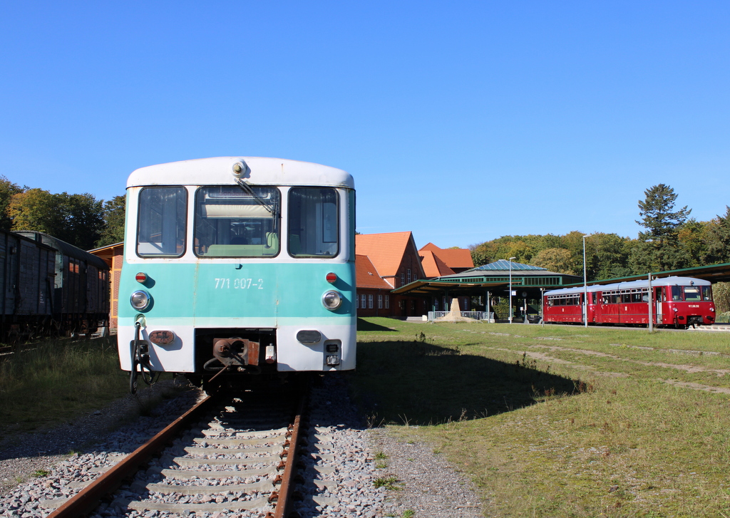 771 007-2 und historisches Ferkel am 09.10.2021 im Seebad Heringsdorf.