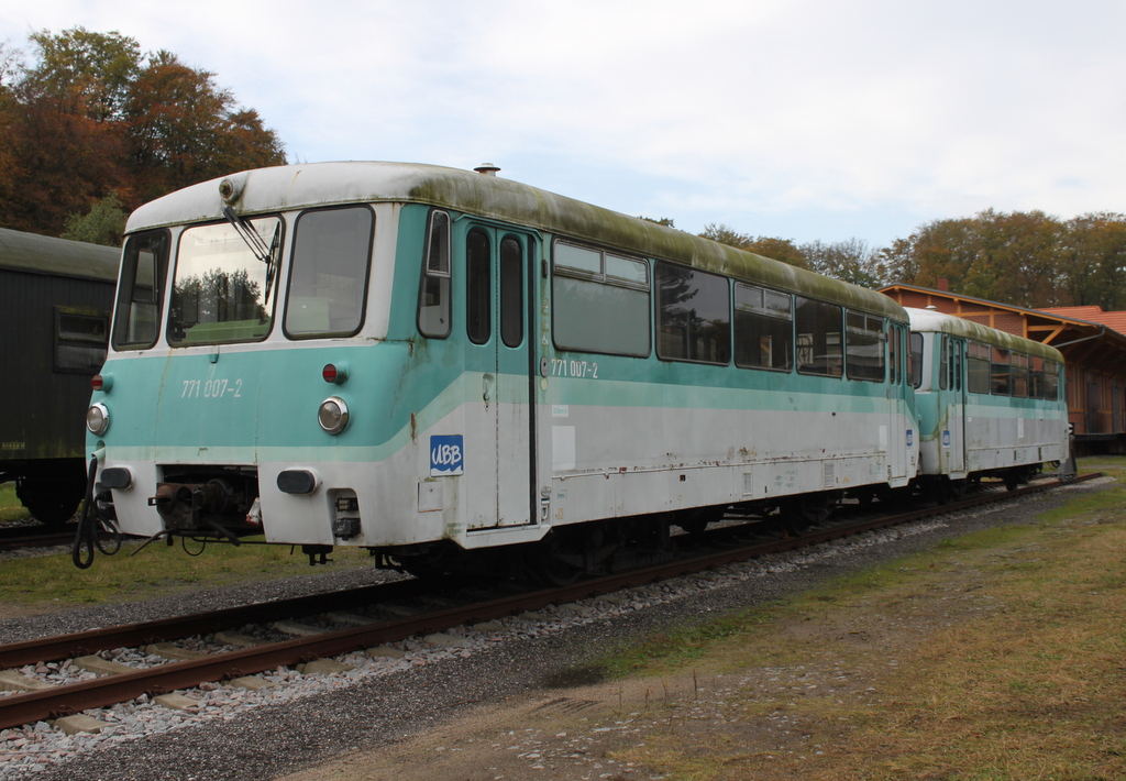 771 007-2+771 065-0 abgestellt am 22.10.2017 im Seebad Heringsdorf.