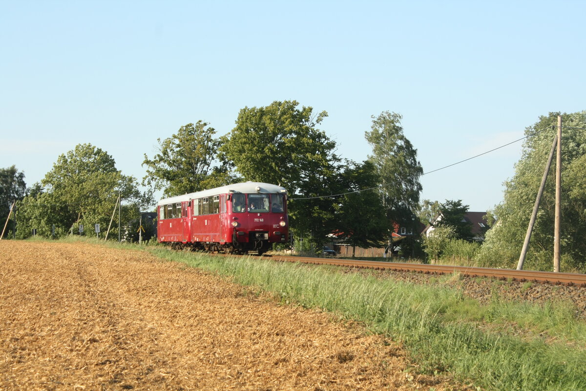 772 140 und 772 141 von Bergen auf Rgen kommend mit Ziel Lauterbach Mole bei der Vorbeifahrt an der Ortschaft Pastitz am 30.7.21