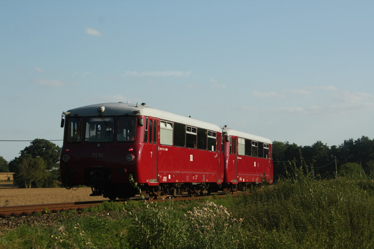 772 140 und 772 141 von Bergen auf Rgen kommend mit Ziel Lauterbach Mole bei der Vorbeifahrt an der Ortschaft Pastitz am 30.7.21