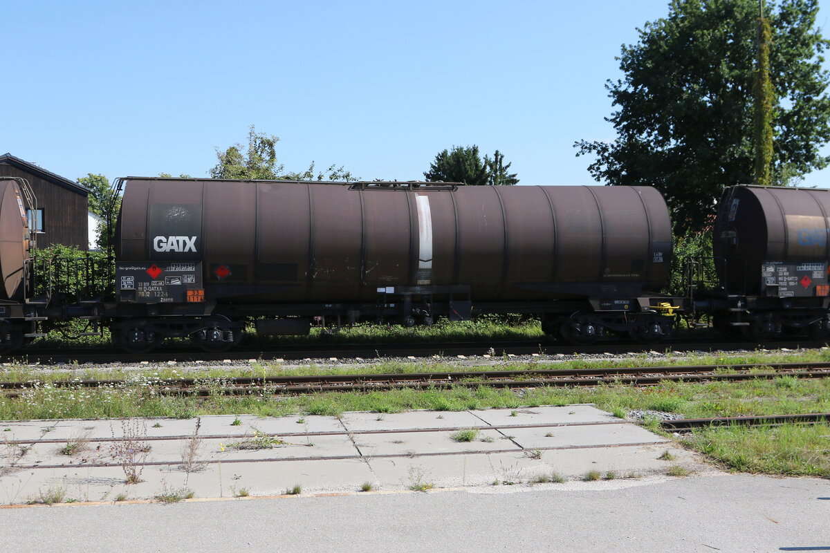 7832 122 (Zacns) von  GATX  am 25. August 2025 bei Pirach.